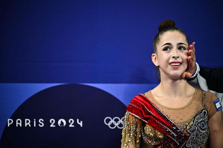 סיימה במקום החמישי בקרב-רב האישי בפריז. אטמנוב (צילום: Lionel BONAVENTURE / AFP) אטמנוב