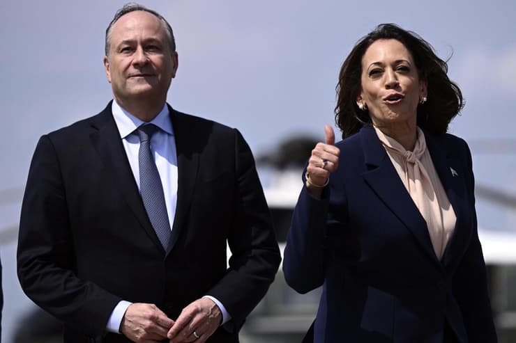 אמהוף וקמלה האריס (צילום: Brendan Smialowski, AP) קמלה האריס ודאג אמהוף