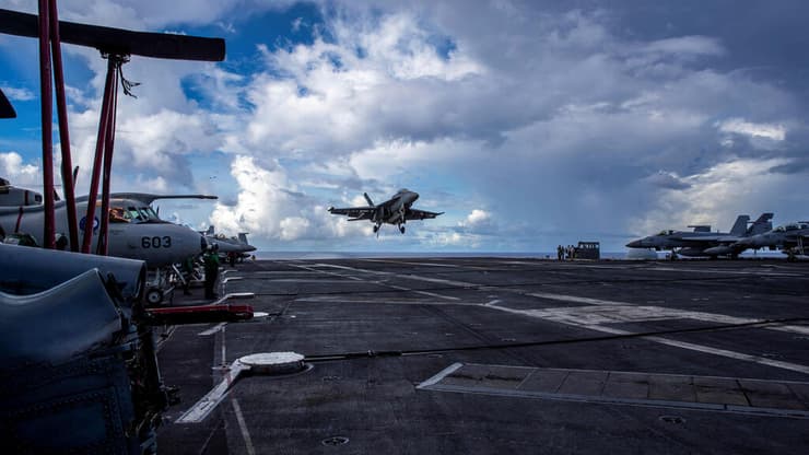 F/A-18 סופר הורנט על סיפון נושאת המטוסים אברהם לינקולן