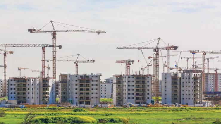 ההאטה במכירת הדירות החריפה (צילום: תומר שונם הלוי ) בנייה באשקלון. יותר מ-67 אלף דירות חדשות על המדף