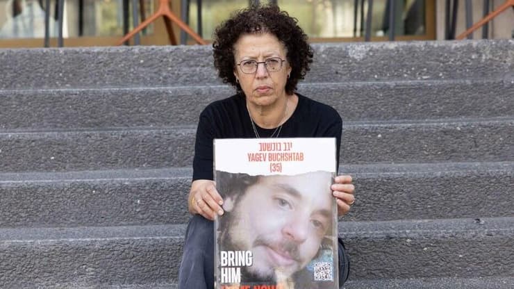 אסתר בוכשטב עם תמונה של בנה יגב ז"ל שנרצח בשבי חמאס (צילום: טל שחר ) אסתר בוכטשב