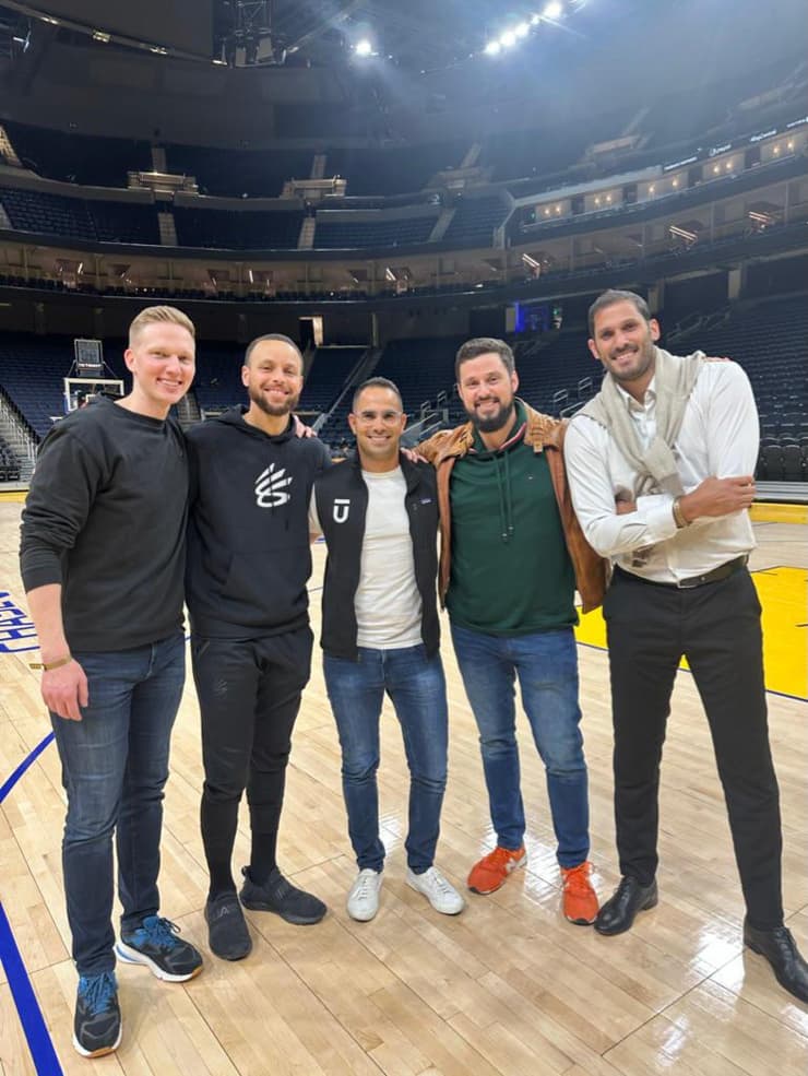 מימין: עומרי כספי, דיוויד סיטרון, עמירם שחר, סטף קרי וברייאנט בר