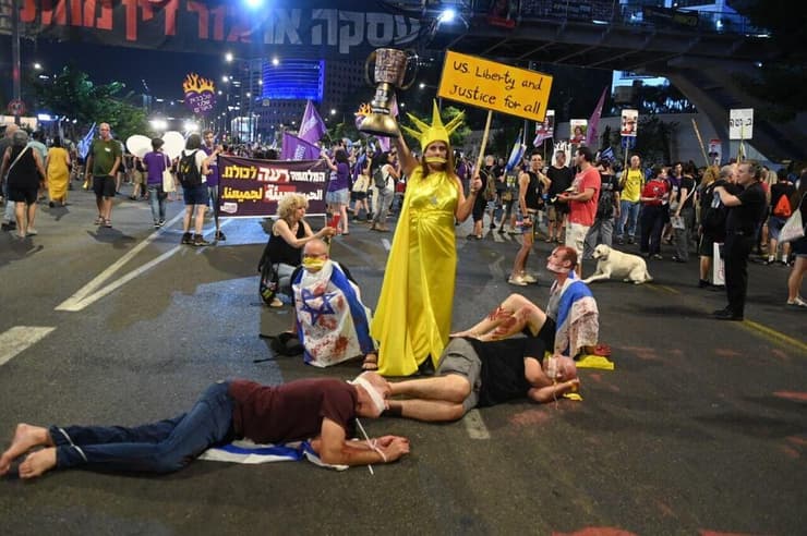 מחאה בצומת קפלן בקריאה לעסקת חטופים (צילום: יאיר שגיא) מחאה בצומת קפלן בקריאה לעסקת חטופים ושחרורם משבי חמאס ובדרישה לקיום בחירות והחלפת הממשלה