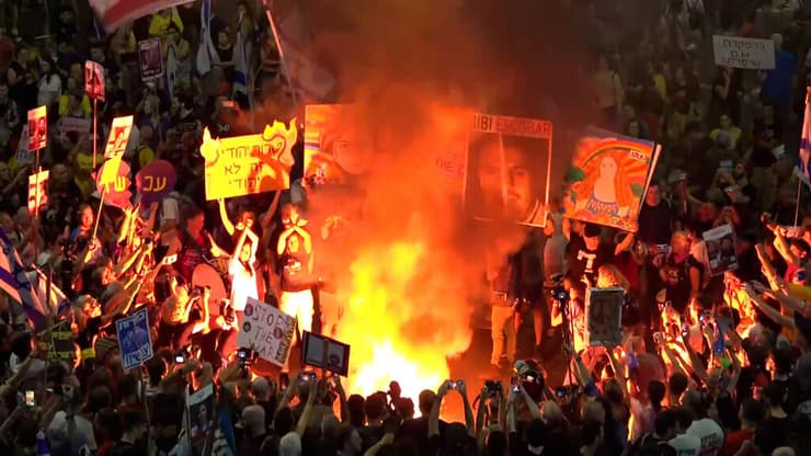 משפחות חטופים בהפגנה בקפלן בגין תל אביב הדליקו מדורה כאות אזהרה מהסלמת המאבק אם לא תהיה עסקה