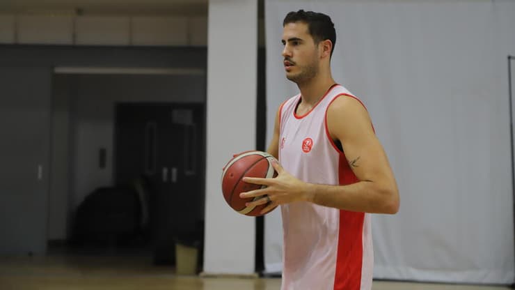 ממשיך באדום. בלייזר (צילום: הפועל ת"א) בלייזר