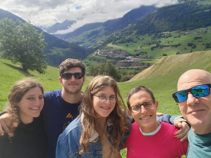 אורי אפשטיין עם משפחתו. "רוח הערבות ההדדית היא זו שהובילה את נטע שלי לקפוץ על הרימון כדי להציל את אהובתו" אורי אפשטיין ומשפחתו