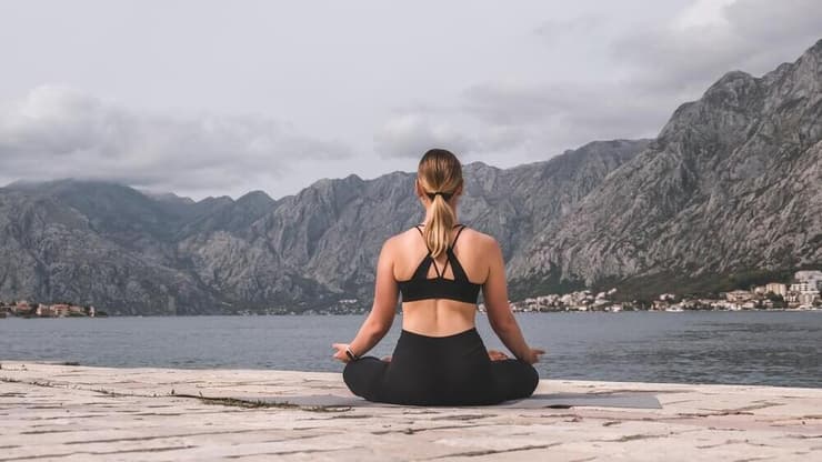 ספורטאית מתרגלת מדיטציה
