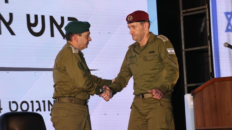 הרמטכ"ל הרצי הלוי ואהרון חליוה ראש אמ"ן היוצא בטקס חילופי מפקד ראש אמ"ן