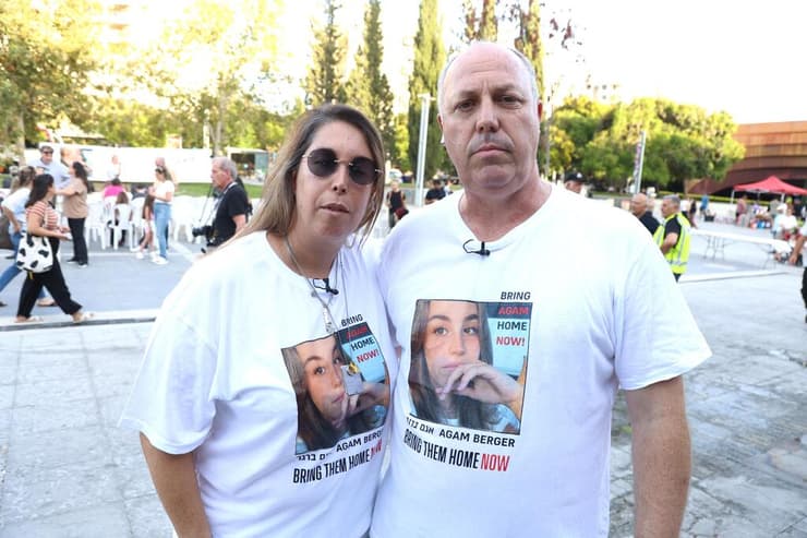 מירב ברגר ובעלה מציינים את יום הולדתה ה-20 של אגם בזמן שהוחזקה בשבי. "החיבור הזה נתן לנו כוח" (צילום: שאול גולן) מציינים את יום הולדתה ה-20 של התצפיתנית אגם ברגר