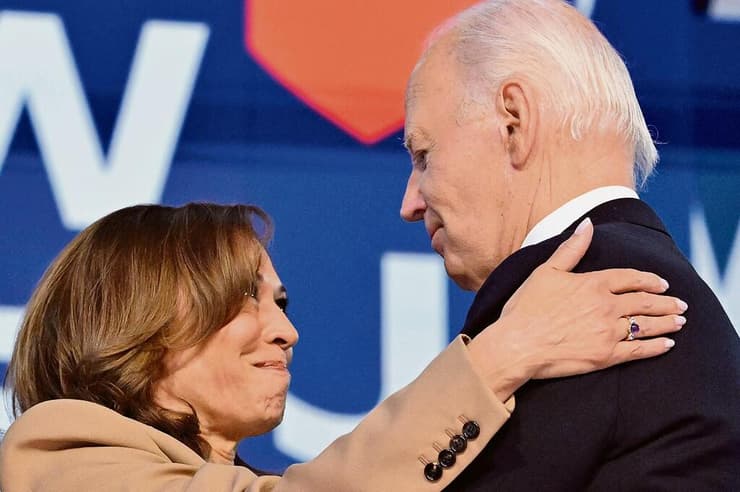 קמלה האריס מחבקת את ג'ו ביידן במהלך בוועידה הדמוקרטית