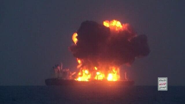 החות'ים פרסמו סרטון של הספינה היוונית SOUNION עולה באש בים האדום, אחרי שתקפו אותה