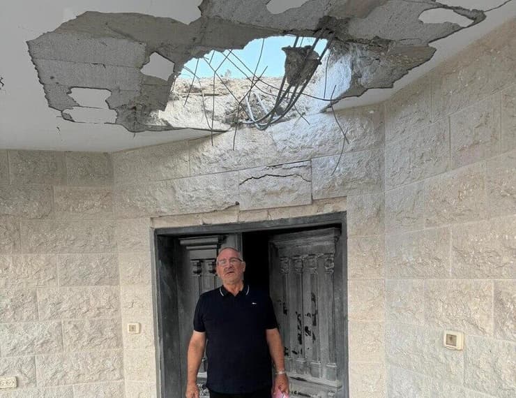 שמעון גואטה ראש המועצה האזורית מעלה יוסף בבית שנפגע במנות