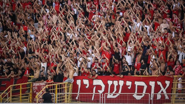 לטענתם ההנהלה נקטה צעדים חד צדדיים. אוהדי הפועל ת"א (צילום: עוז מועלם) אוהדי הפועל ת"א במשחק פתיחת העונה של הקבוצה מול הפועל ראשון לציון בליגה הלאומית