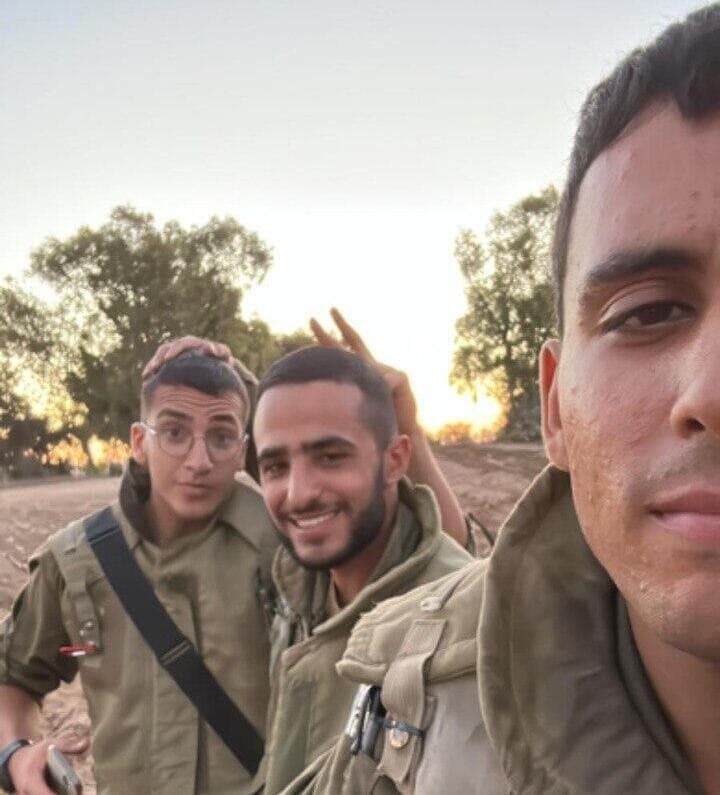 עוז עם חבריו לטנק, שקד דהן ז"ל ונמרוד כהן החטוף בעזה שקד דהן ז"ל, עוז דניאל ז"ל והחטוף נמרוד כהן