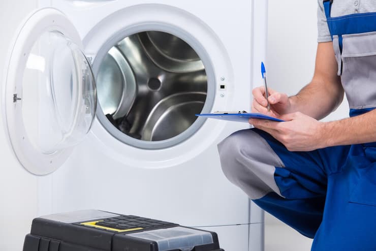 תיקון מכונת כביסה (צילום: Shutterstock) תיקון מכונת כביסה