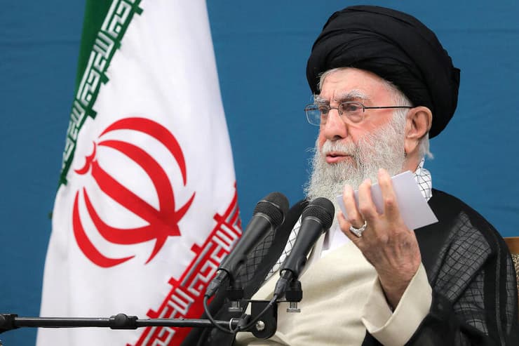 המנהיג העליון של איראן, עלי חמינאי (צילום: (West Asia News Agency)/Handout via REUTERS ) המנהיג העליון של איראן עלי חמינאי ב טהרן 27 באוגוסט