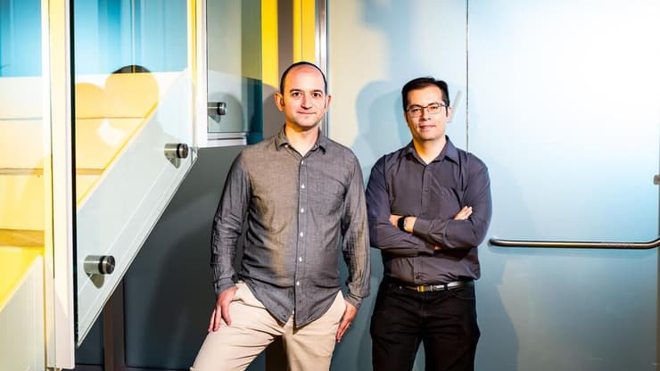 נועם שזיר עם חברו ושותפו דניאל דה פרייטס