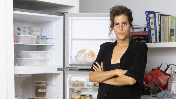 שיראל ברגר ליד המקרר בביתה