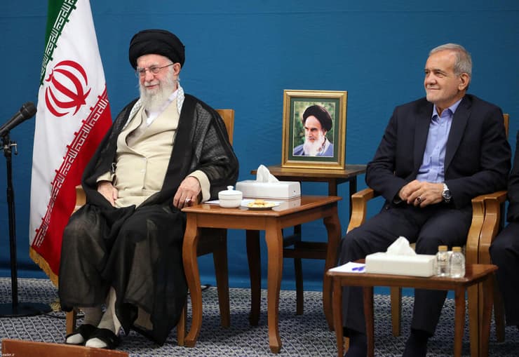 נשיא איראן מסעוד פזשכיאן לצד המנהיג העליון עלי חמינאי ב טהרן 27 באוגוסט