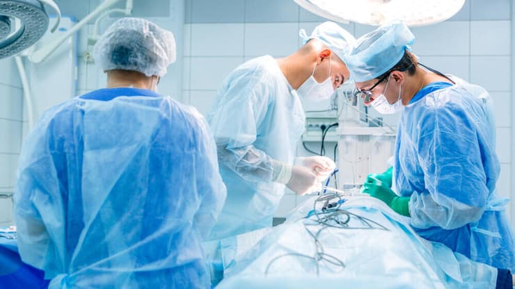 "חשוב להדגיש את המשמעות של דיון בין מספר רופאים לבניית תוכנית ייחודית למטופל" (צילום: shutterstock) רופאים בחדר ניתוח