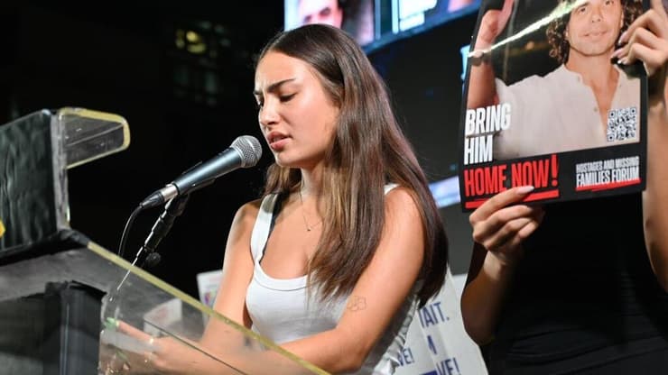 סהר קלדרון בעצרת מחאה בכיכר החטופים 330 ימים בשבי