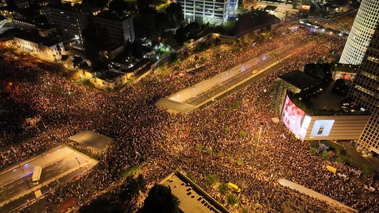 הפגנת ענק בקריאה להשבת החטופים בתל אביב