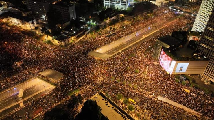 הפגנת ענק בקריאה להשבת החטופים בתל אביב
