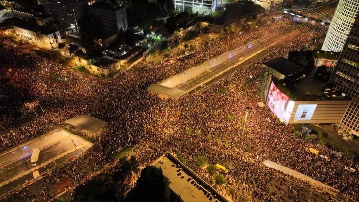 הפגנת ענק בקריאה להשבת החטופים בתל אביב