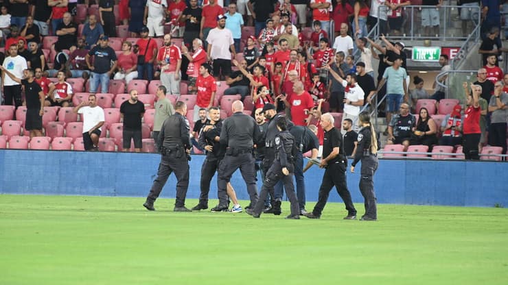 אוהדי הפועל באר-שבע פורצים לכר הדשא כדי להתעמת עם אוהדי סכנין