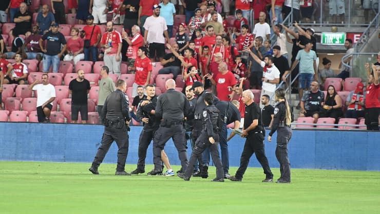 אוהדי הפועל באר-שבע פורצים לכר הדשא כדי להתעמת עם אוהדי סכנין