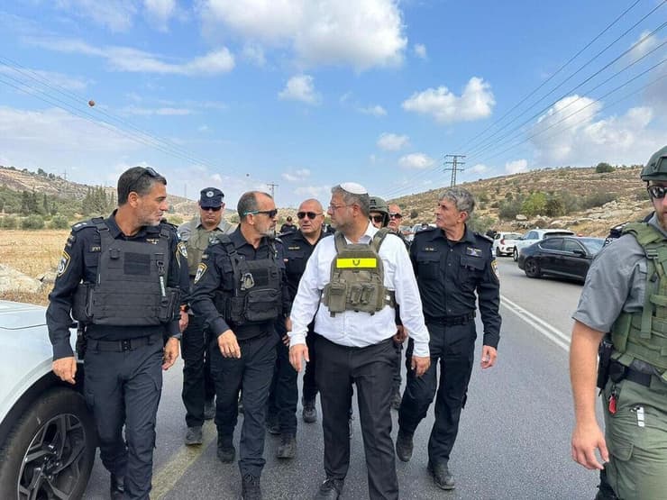 בן גביר והמפכ"ל בזירת פיגוע בתרקומיא איתמר בן גביר ודניאל לוי בזירת הפיגוע בתרקומיא