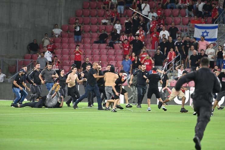 אוהדי הפועל באר-שבע פורצים לכר הדשא כדי להתעמת עם אוהדי סכנין