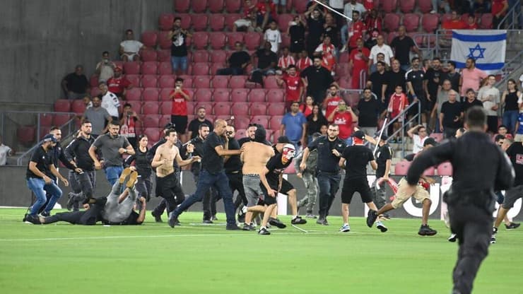 אוהדי הפועל באר-שבע פורצים לכר הדשא כדי להתעמת עם אוהדי סכנין