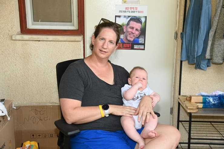 אלה עם הבן הקטן לוטן, שנה שעברה (צילום: הרצל יוסף) אלה חיימי אלמנתו של טל חיימי