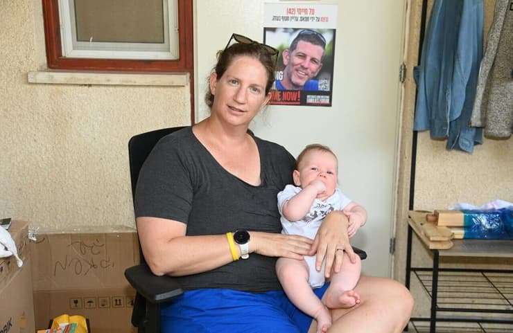אלה חיימי עם בנה לוטן, שלא יכיר את אביו (צילום: הרצל יוסף) אלה חיימי אלמנתו של טל חיימי