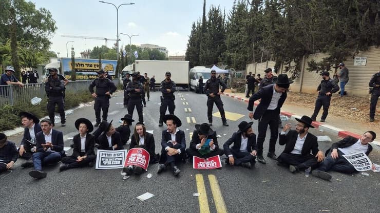 הפגנת חרדים מול הבקו"ם בתל השומר. לדברי הנגיד, להגדלת הנטל על מי שמשרת היום בלבד תהיה עלות של 10 מיליארד שקל בשנה (צילום: שילה פריד) הפגנת חרדים מול הבקו"ם בתל השומר