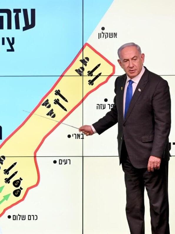 בנימין נתניהו עם המצגת מפת ציר פילדלפי