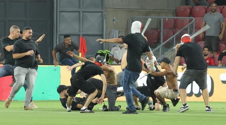 אוהדי הפועל באר שבע רצים להתעמת עם אוהדי סכנין