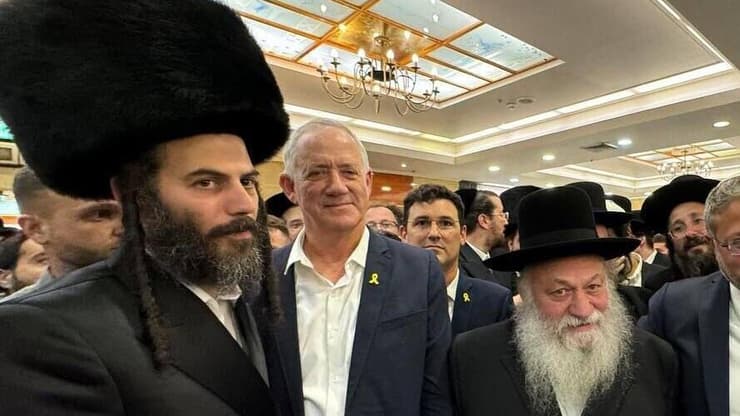 גנץ עם בבצ'יק וגולדקנופף, בחתונת בתו של בבצ'יק. לא הפגישה הראשונה (צילום: אברהם פריינד, בחדרי חרדים) בני גנץ ואיתמר בן גביר בחתונת בתו של מוטי בבצ'יק בירושלים