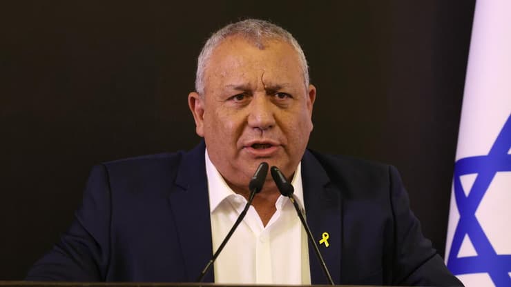 "מטרת המלחמה של השבת החטופים היא כישלון חרוץ". איזנקוט (צילום: שאול גולן) בני גנץ וגדי איזנקוט