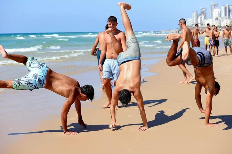 בני נוער מבלים בחוף הים בחסות השביתה