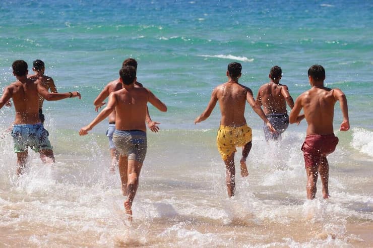 בני נוער מבלים בחוף הים בחסות השביתה