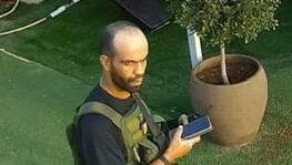 המחבל אחמד פוזי נאצר מוחמד ואדיה בחצר משפחת תעסה