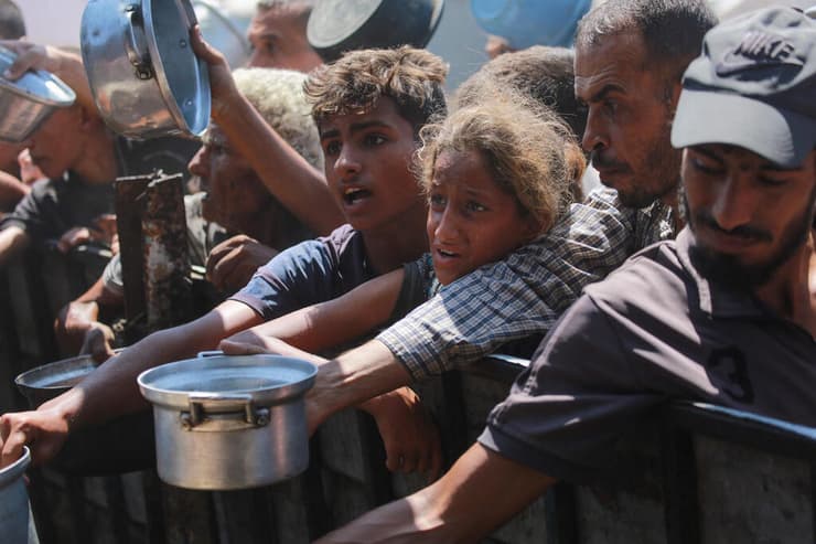 מחלקים אוכל בעזה