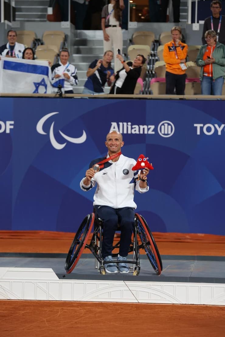 הטניסאי הפראלימפי גיא ששון עם מדליית הארד