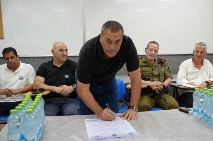 אייל זמיר ואמיר ברעם חותמים על האמנה בפנימייה הצבאית בחיפה