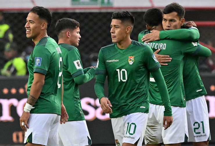 רגילים לאוויר הדליל. שחקני בוליביה חוגגים מול ונצואלה (צילום: AIZAR RALDES / AFP) שחקני בוליביה חוגגים מול ונצואלה