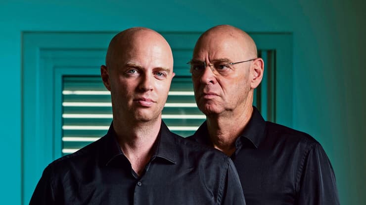 נועם תיבון ובנו אמיר שאותו חילץ מנחל עוז