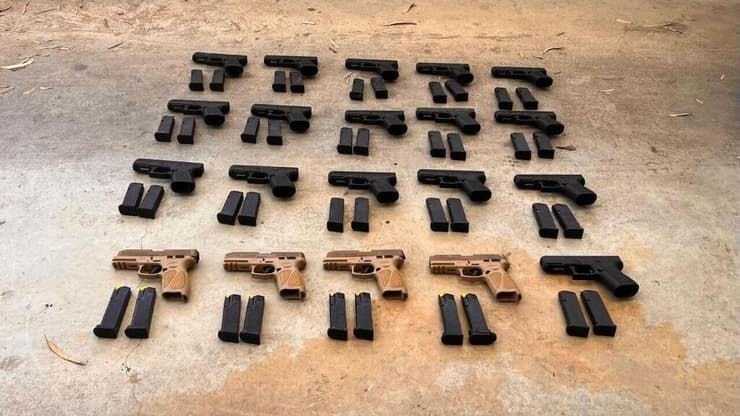 אקדחים שהוברחו דרך ירדן. ארכיון (צילום: דוברות המשטרה) הברחת האמל"ח דרך ירדן