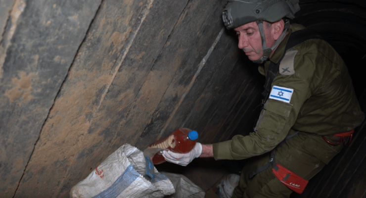 דובר צה"ל לשעבר, תא"ל דניאל הגרי, בתיעוד מתוך המנהרה